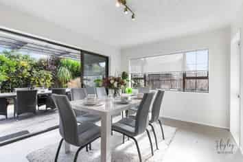 16 Donegan Place, Conifer Grove