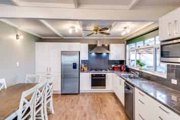 509 French Street, Akina