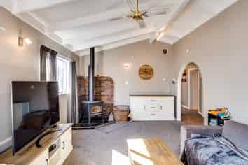 509 French Street, Akina