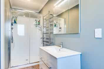 509 French Street, Akina