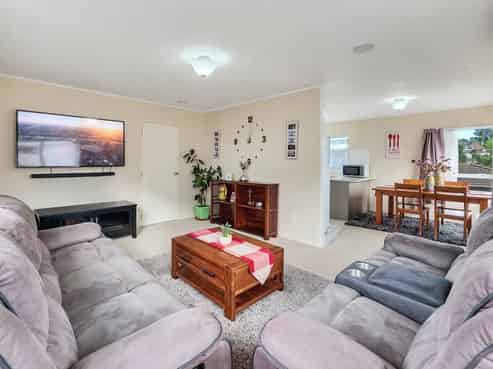 59 Triangle Road, Massey