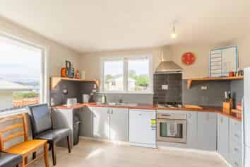 8 Mahinawa Street, Takapuwahia