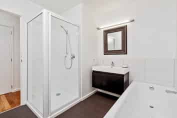 50 Waddell Avenue, Point England