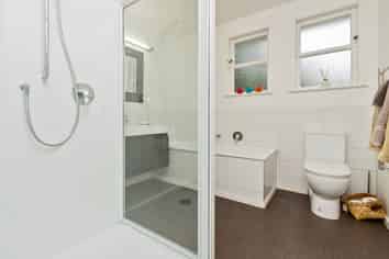 50 Waddell Avenue, Point England