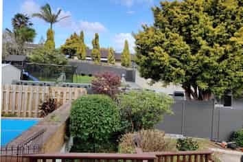 18/2 Chipping Dale, Mangere Bridge