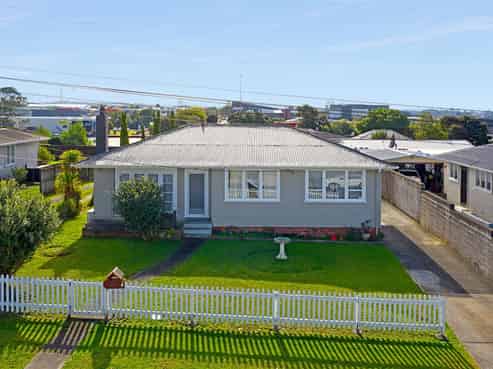 42 Woodford Avenue, Henderson