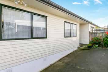 2/11 Roseneath Place, Birkdale