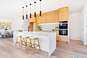 8 Fender Place, Long Bay