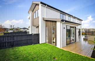 8 Fender Place, Long Bay