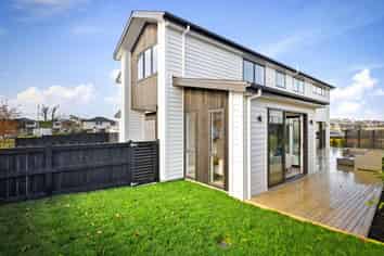 8 Fender Place, Long Bay