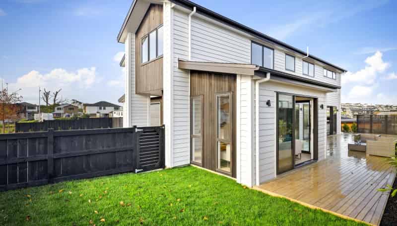 8 Fender Place, Long Bay