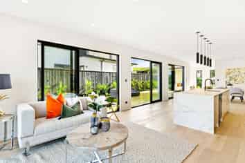 8 Fender Place, Long Bay