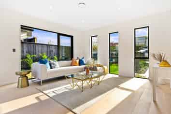 8 Fender Place, Long Bay