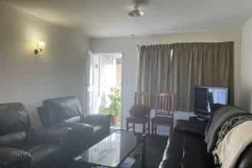 2/90 Titirangi Road, New Lynn