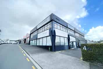 FRINGE OFFICE WITH VIEWS