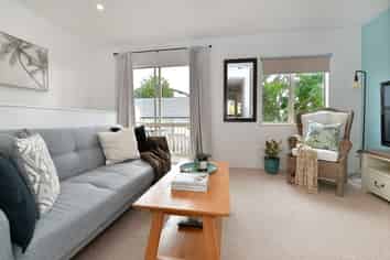 2/33 Fields Parade, Oteha