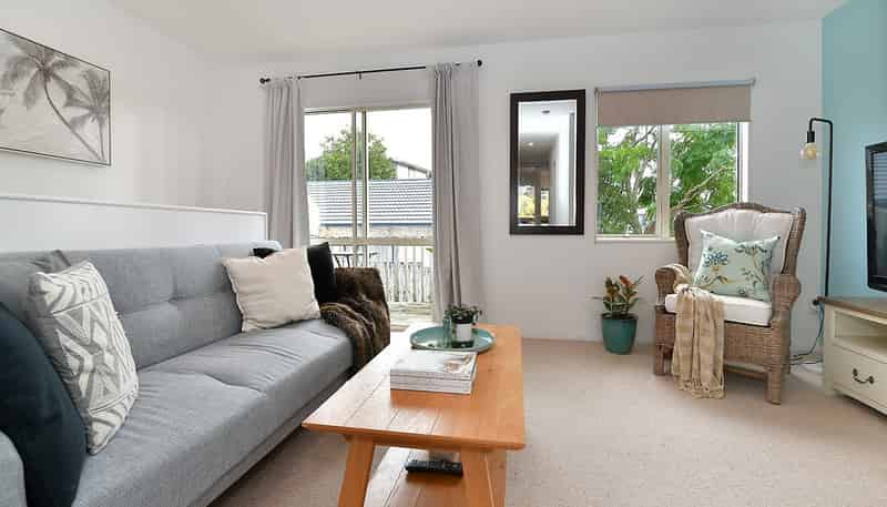 2/33 Fields Parade, Oteha