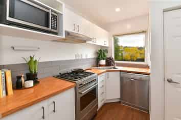 2/33 Fields Parade, Oteha