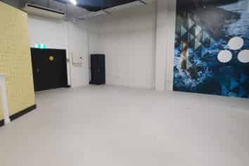 Lease: Modern offices/retail tenancy