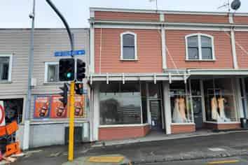 RARE LIVE / WORK RETAIL WITH HUGE EXPOSURE