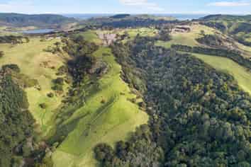 1406 Awhitu Road, Pollok