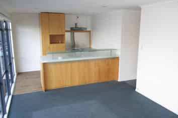 WELL-LOCATED OFFICE WAREHOUSE - 216M²