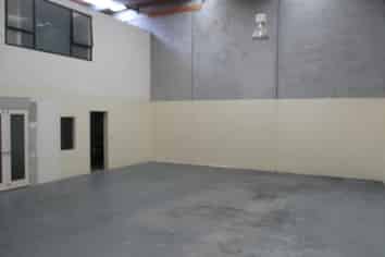 WELL-LOCATED OFFICE WAREHOUSE - 216M²