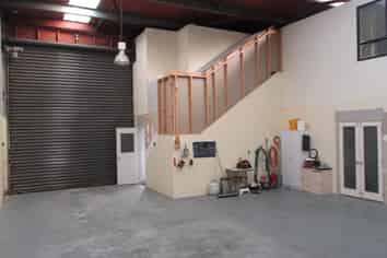 WELL-LOCATED OFFICE WAREHOUSE - 216M²