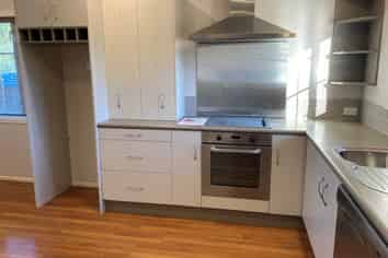 32 Hill Crescent, Papakura