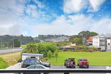 E18/71 Spencer Road, Oteha