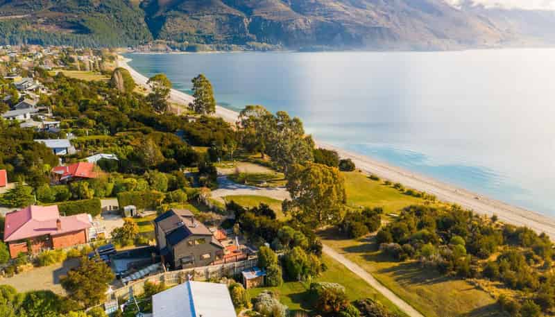 216 Lakeview Terrace, 