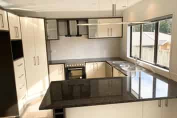 16 Lomas way, Albany