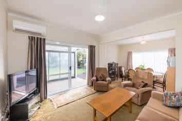 11 Joseph Street, West End