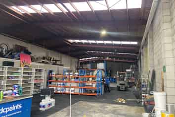 Industrial building for  lease, with yard,  in Frankton.  