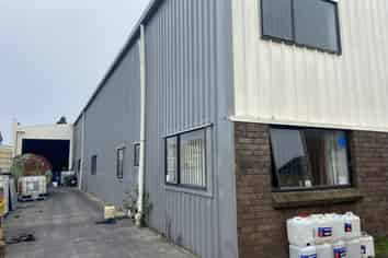 Industrial building for  lease, with yard,  in Frankton.  