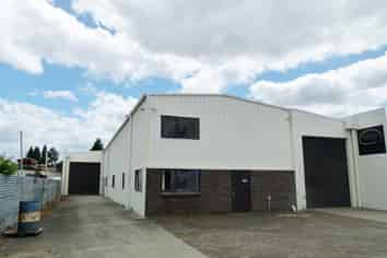 Industrial building for  lease, with yard,  in Frankton.  