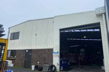 Industrial building for  lease, with yard,  in Frankton.  