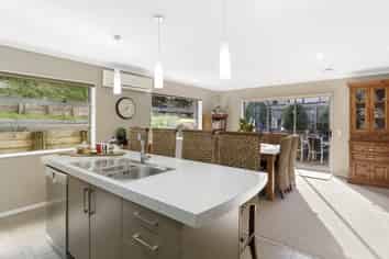 14 Leanne Way, Waikanae Beach