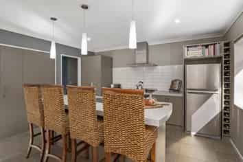 14 Leanne Way, Waikanae Beach