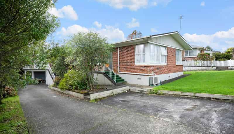 30 Lawrence Crescent, 