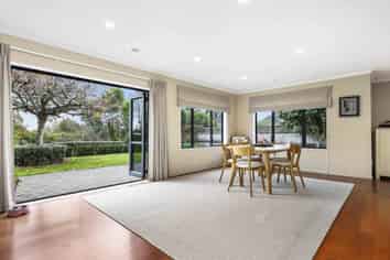 4 Helmsdale Court, Huntington