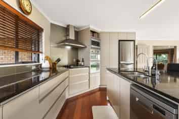 4 Helmsdale Court, Huntington