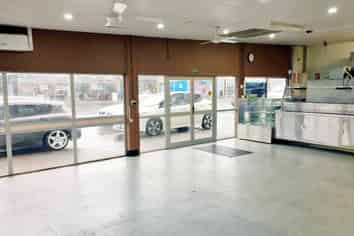 Excellent profile - retail space with kitchen option