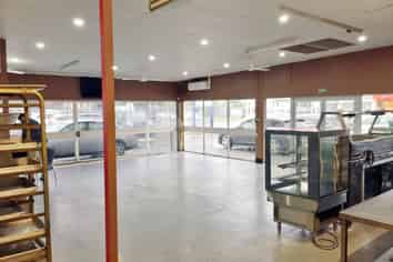 Excellent profile - retail space with kitchen option