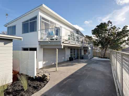 916A East Coast Road, Browns Bay
