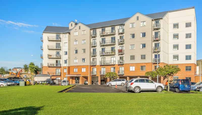 4C/17 Crown Lynn Place, New Lynn