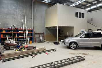 Modern warehouse unit - 329sqm