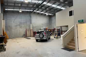 Modern warehouse unit - 329sqm