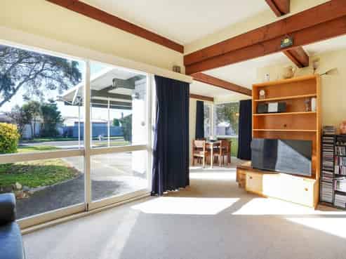 2 Hollows Crescent, Takaro