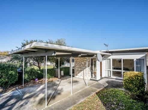 2 Hollows Crescent, Takaro